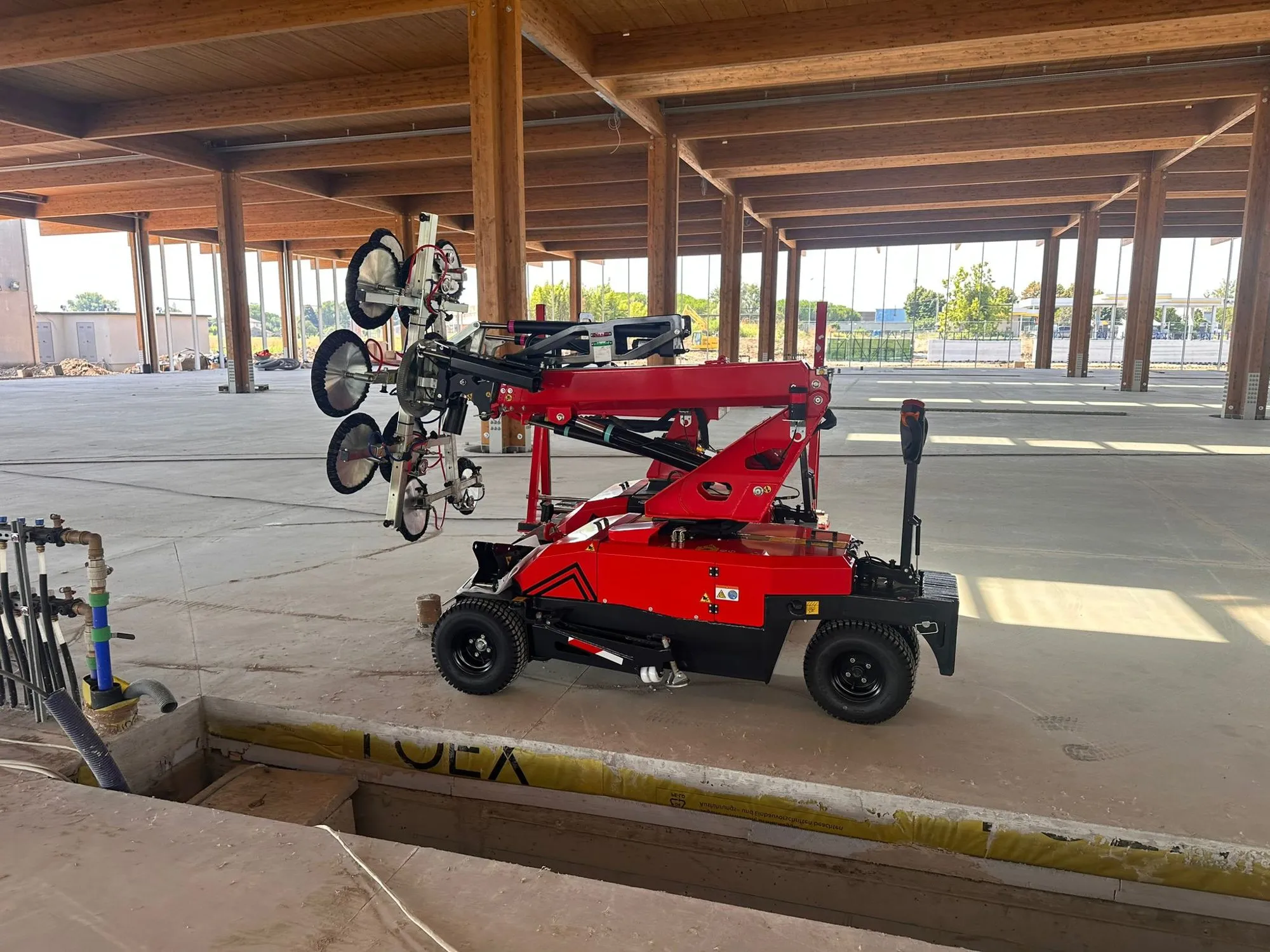 Robot ORION di LEVO con ventose in un cantiere con struttura in legno